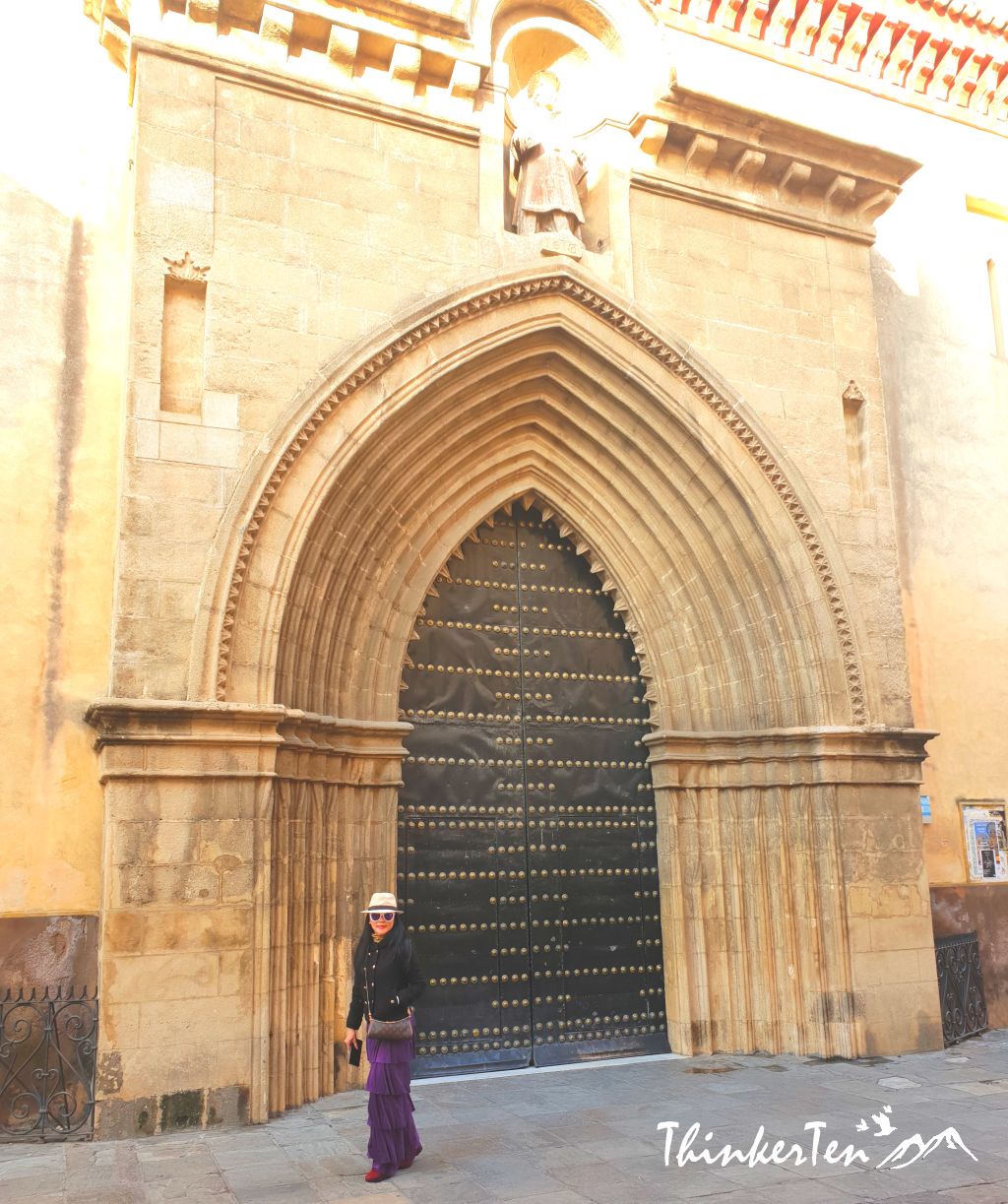 Walking Tour in the Maze of narrow alleys in Santa Cruz Seville, Spain